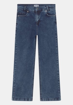 Jean en denim bleu à jambe large avec une texture lisse, cinq poches et des accessoires en métal. Présente une fermeture à bouton et des détails de couture.