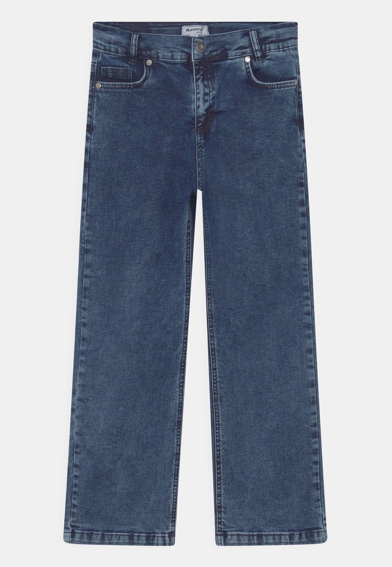 Jean en denim bleu à jambe large avec une texture lisse, cinq poches et des accessoires en métal. Présente une fermeture à bouton et des détails de couture.