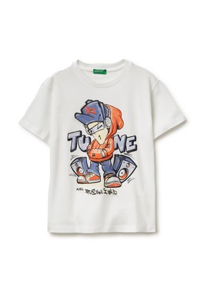 Wit T-shirt met cartoon van een persoon in een oranje hoodie, blauwe pet en koptelefoon, staand tussen twee luidsprekers met de tekst "TUNE" erboven.