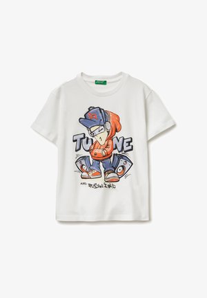 Biała koszulka z kreskówką przedstawiającą osobę w pomarańczowej bluzie z kapturem, niebieskiej czapce i słuchawkach stojącą między dwoma głośnikami z napisem "TUNE" nad nimi.