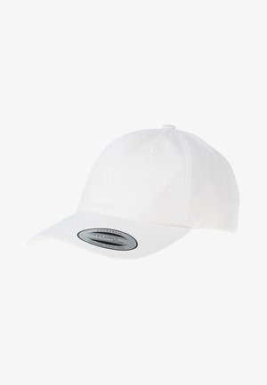 Hvid baseballcap lavet af stof med en rund krone og en buet skygge. Har et sort mærke på forsiden med tekstdetaljer.