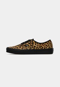 Leopardprint canvas sneakers met zwarte rubberen zolen en veters. Beschikt over een laag profiel ontwerp en een merklogo aan de zijkant.