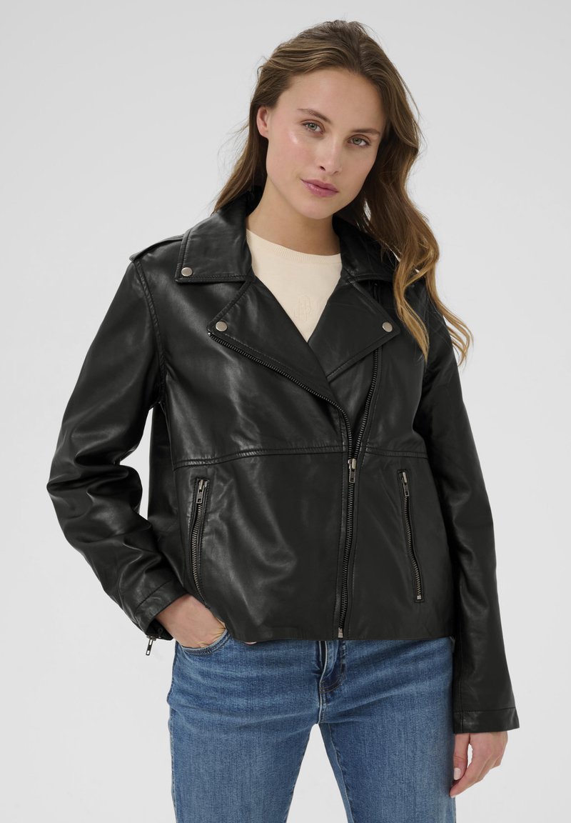 Melnas ādas motociklu jaka ar rāvējslēdzēja priekšpusi, sānu kabatām un plašu apkakli. Gluda tekstūra un piegriezums, ar sudraba detalizējumu.