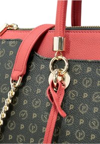 Borsa nera a fantasia con dettagli dorati, caratterizzata da una maniglia rosa testurizzata e una catena dorata. Chiusura superiore con zip.