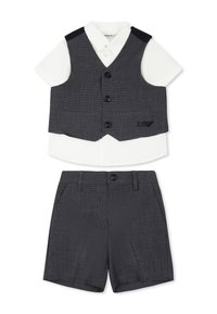 Gilet grigio con due bottoni e tasche laterali, abbinato a una camicia bianca a maniche corte e pantaloni corti grigi, caratterizzati da una sottile texture.