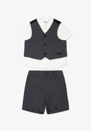 Szary kamizelka z dwoma guzikami i bocznymi kieszeniami, w połączeniu z białą koszulą z krótkim rękawem oraz szarymi szortami o delikatnej fakturze.