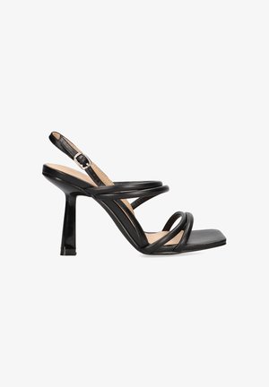 Sandalia de tacón alto negra con múltiples correas delgadas y un diseño de punta cuadrada. Presenta un acabado de cuero suave y un tacón de aguja de altura media.