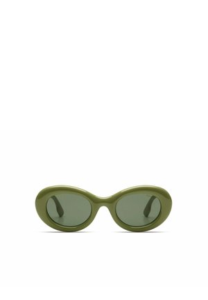 Lunettes de soleil vert olive avec des verres ovales, une monture épaisse en plastique et des branches courbées. Les verres sont teintés d'un vert foncé, offrant un contraste.
