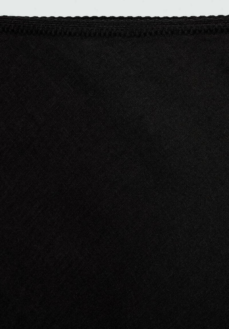 Schwarzer Stoff mit einer glatten Textur, der am oberen Rand eine gewellte Kante aufweist. Das Material scheint leicht und flexibel zu sein.