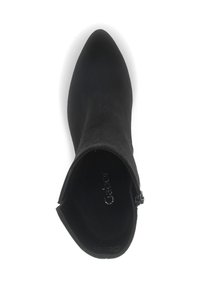 Bota de tobillo de ante negro con punta afilada, cremallera lateral y textura suave. El interior cuenta con una plantilla con marca.