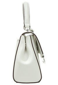 Bolso de mano blanco texturizado con un diseño cónico, ribete marrón y correa desmontable. Presenta un asa corta y redondeada, así como herrajes metálicos.