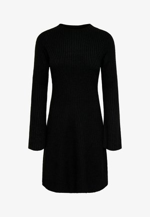 Juoda raukšlėta megzta suknelė su ilgomis rankovėmis, apvaliu kaklu ir tiesia apdaila.