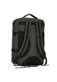 Mochila de tela gris con acentos de malla negra, correas ajustables y acolchadas, asa en la parte superior y cierres de hebilla. Forma rectangular con acabado texturizado.