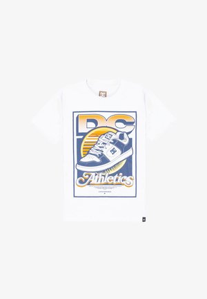 Biała bawełniana koszulka z graficznym nadrukiem sneakersa oraz napisem "DC Athletics" w granatowym i żółtym kolorze, oprawionym w okrągły element graficzny.