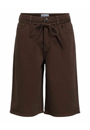 Brune shorts til knelengde med frontlommer, beltestropper, knappelukking og et knytt stoffbelte i midjen.