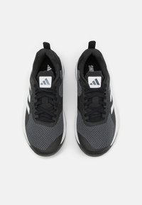 Schwarze und graue Sportschuhe mit einem Mesh-Obermaterial, weißen Akzenten, Schnürsenkeln und einem gepolsterten Kragen. Mit Adidas-Logo auf der Zunge.