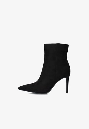 Stivaletto in suede nero con punta affusolata e tacco alto slanciato. Presenta una texture liscia e un design minimalista senza decorazioni.