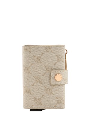 Portafoglio beige con trama testurizzata e motivo ripetuto discreto, chiuso da una fascia con bottone rotondo dorato.