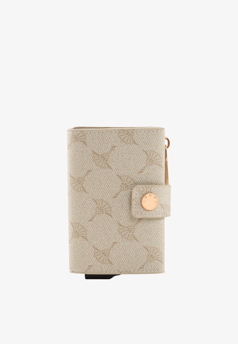 Beżowy portfel o teksturowanej powierzchni z subtelnym powtarzającym się wzorem, zapinany na pasek z okrągłym złotym guzikiem.