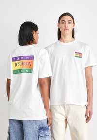 Tommy Jeans - TJM REG SUMMER FLAG TEE EXT - Trükipildiga T-särk - white Väikepilt 1