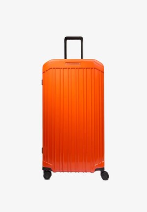 Oranje harde koffer met verticale ribbels, zwarte accenten en een uitschuifbaar handvat. Voorzien van vier zwenkwielen voor gemakkelijke mobiliteit.