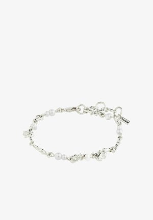 Pulsera de plata con eslabones texturizados y perlas blancas, con un cierre y una pequeña etiqueta marcada "PILGRIM". El diseño es intrincado y fluido.