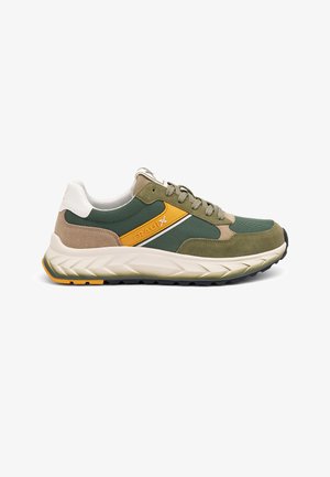 Niski zielono-beżowy trampek z żółtym paskiem po bokach, białą amortyzowaną podeszwą i sznurowadłami, zaprojektowany do codziennego noszenia.