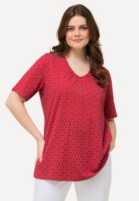 Ulla Popken SHORT SLEEVE - Camiseta estampada - salsa