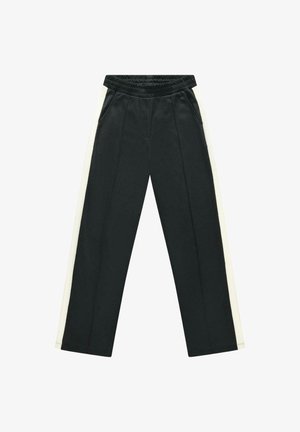 Zwarte broek met witte zijstrepen, elastische tailleband, voorzakken en rechte pijpen, plat uitgespreid op een witte achtergrond.