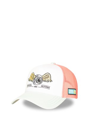 Gorra trucker de malla blanca y coral con gráfico de ojo alado y texto "Von Dutch 1929 California," parche "Cool Summer" en el lateral.
