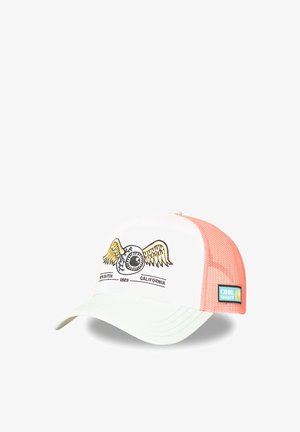 Casquette trucker en maille blanche et corail avec graphisme d'œil ailé et texte "Von Dutch 1929 California," patch "Cool Summer" sur le côté.