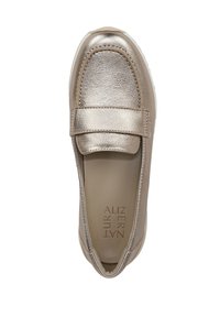 Metalen gouden platte schoen met een ronde neus, een gevoerde band en een flexibele rubberen zool, met een gladde leren textuur en subtiele stiksels.