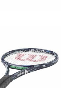 Tennisklubba med en marinblå ram, texturerat grepp, vita strängar och röd logotyp på strängarna. Accenter inkluderar gröna öglor och en avsmalnande huvudform.