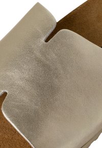 Tamaris Mules - light gold