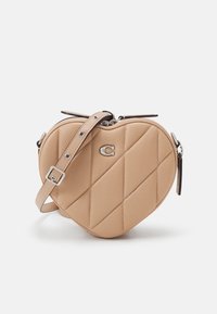 QUILTED HEART  - Torba čez telo - buff