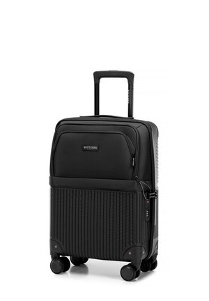 Schwarzer Rollkoffer mit gerippter Textur, doppeltem Reißverschluss, einer Fronttasche und einem ausziehbaren Griff, der auf vier Rädern für Mobilität montiert ist.