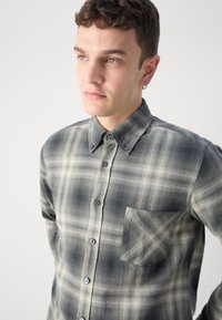BOSS RICKERT - Srajca - open grey