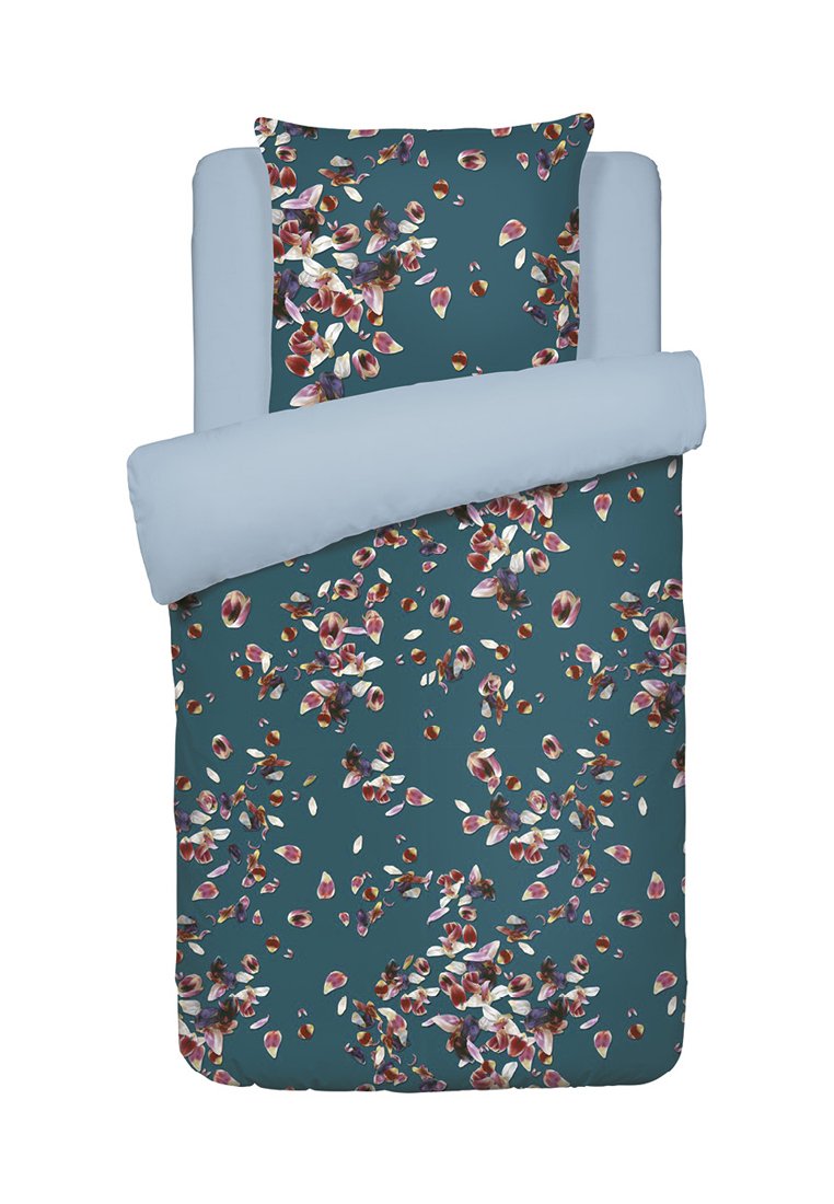 Türkisfarbene Bettdecke und Kissenbezug mit verstreuten rosa, weißen und lila Blütenblättern, kombiniert mit einem einfarbigen hellblauen Laken, das umgeschlagen ist.