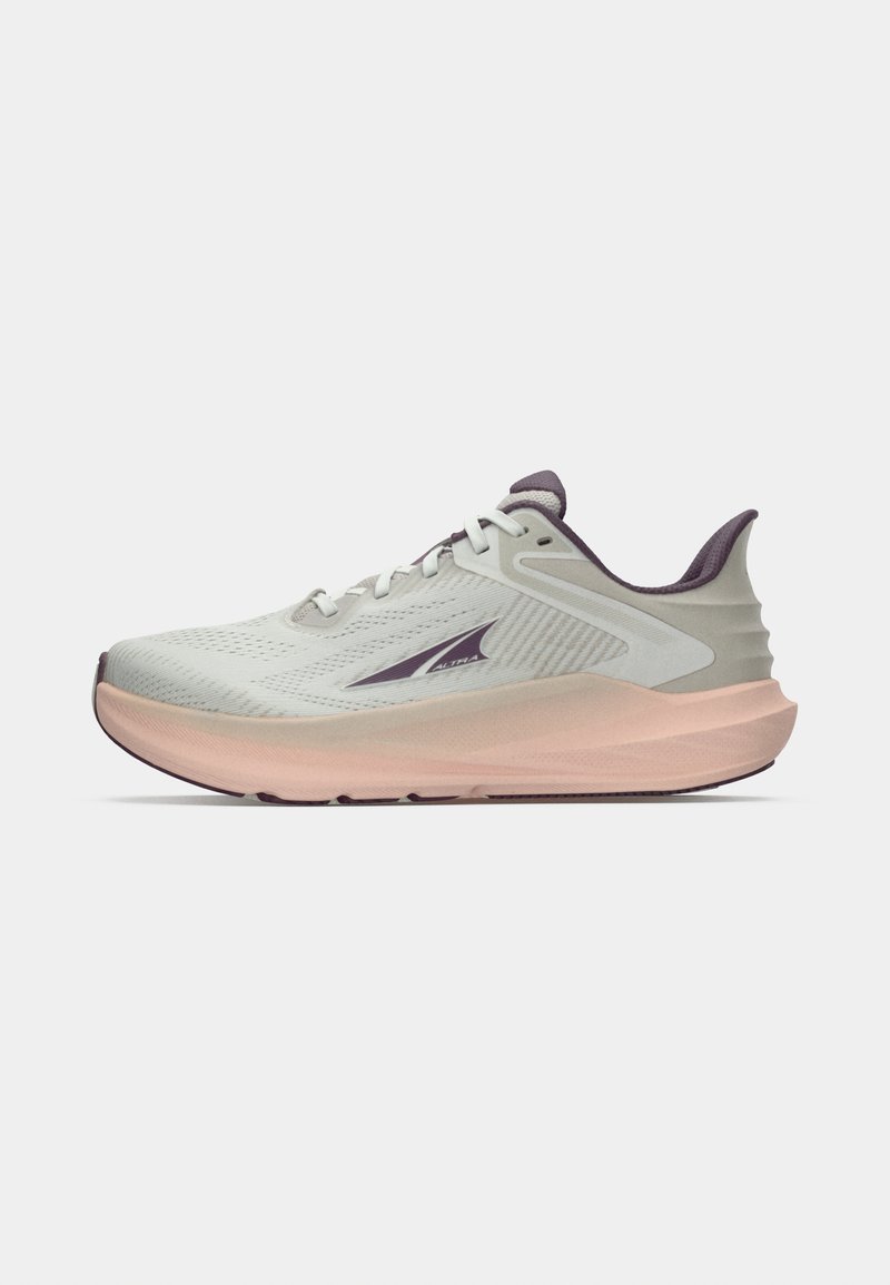 Zapatilla deportiva de color gris claro con parte superior de malla texturizada, acentos morados y una entresuela rosa. Presenta un talón acolchado y un diseño con cordones.