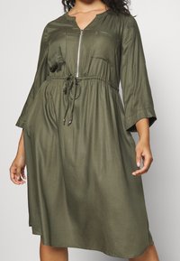 CAPSULE by Simply Be Vestido informal - khaki