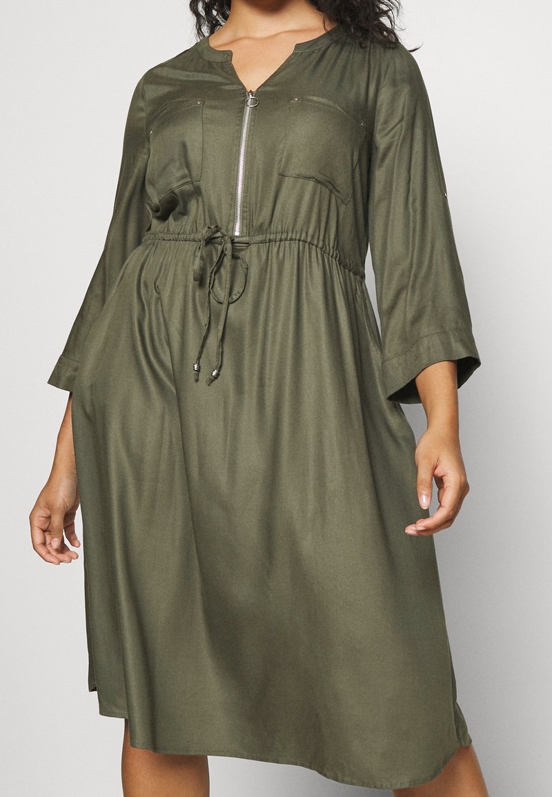 CAPSULE by Simply Be Vestido informal - khaki