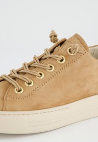 Baskets en daim tan avec bout arrondi, œillets dorés et lacets beige. Présentent une semelle en caoutchouc texturée et des détails cousus sur les côtés.