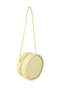 Rund, gul läderväska med dragkedjestängning, strukturerad yta och smal axelrem. Har en slät, rund botten och sidor.