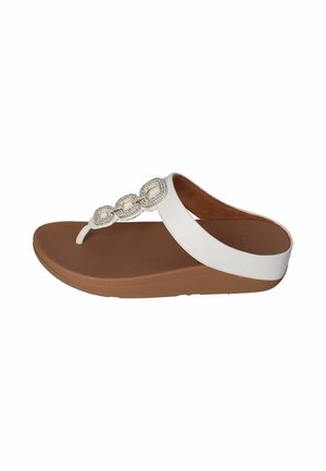 Witte flip-flop sandaal met een brede band, versierd met een kettingpatroon en rhinestones. Bruine, gestructureerde zool voor grip en comfort.