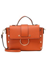 Sac à main en simili cuir orange avec une poignée supérieure, une bandoulière amovible, une fermeture à rabat à pression, des éléments en or, et des accents cloutés.