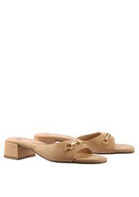 Beige open-toe mules van glad leer, met een blokhak en gouden hardwareaccenten op de bovenkant.