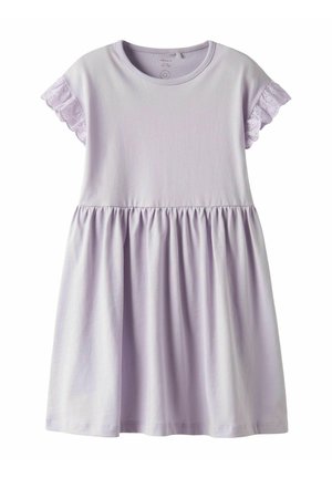Jasnofioletowa sukienka z krótkim rękawem, okrągłym dekoltem i falbankowymi koronkowymi rękawami, marszczonym stanem i spódnicą w linii A.