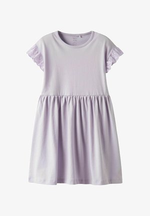 Jasnofioletowa sukienka z krótkim rękawem, okrągłym dekoltem i falbankowymi koronkowymi rękawami, marszczonym stanem i spódnicą w linii A.