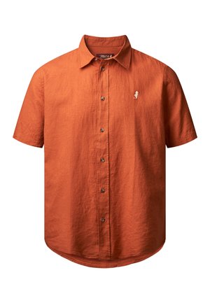 Camisa de manga corta, con botones, en un color naranja quemado, hecha de tela texturizada, que cuenta con un bolsillo frontal y un pequeño detalle de logo.