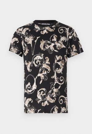 Čierne tričko s krátkym rukávom s vírivým zlatým a béžovým kvetinovým vzorom, pričom text "Versace Jeans" je integrovaný do dizajnu.